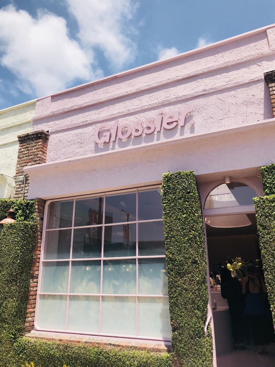 Nova loja da Glossier em Los Angeles tem interiores millennial