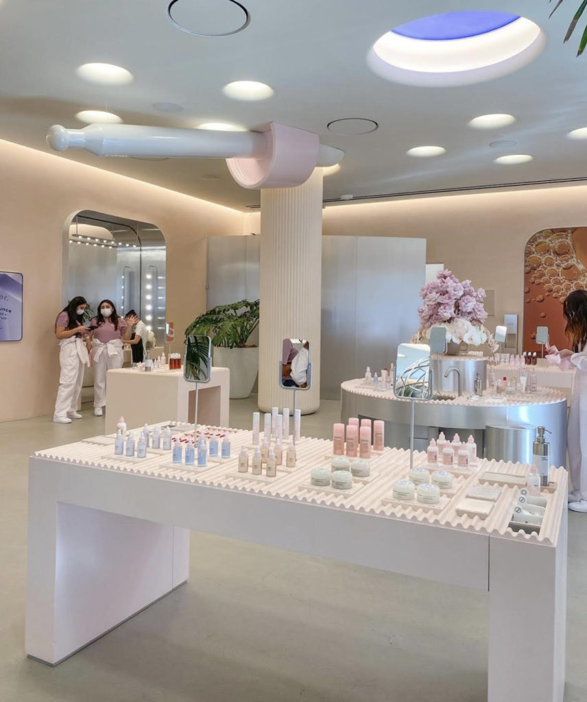 Nova loja da Glossier em Los Angeles tem interiores millennial