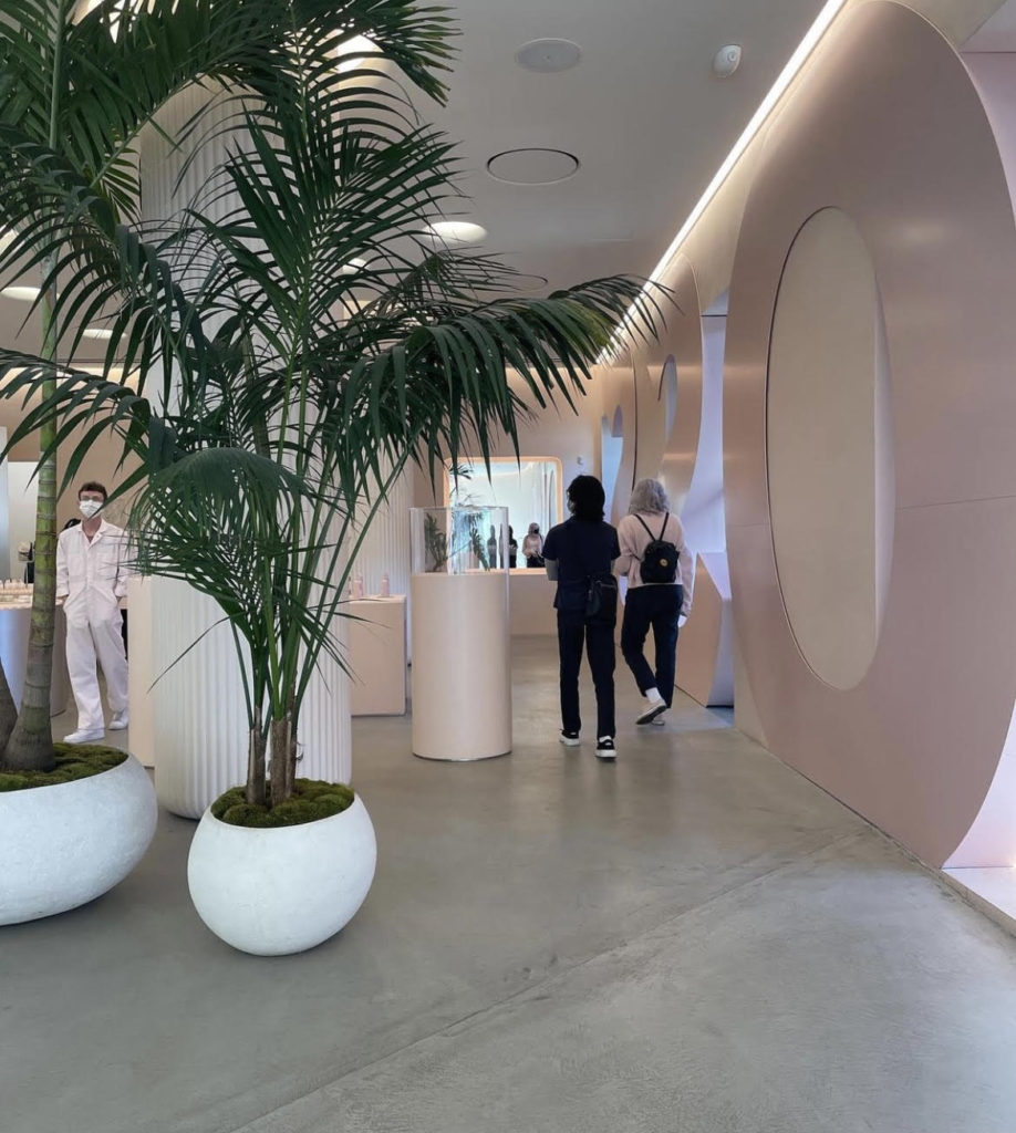 Nova loja da Glossier em Los Angeles tem interiores millennial