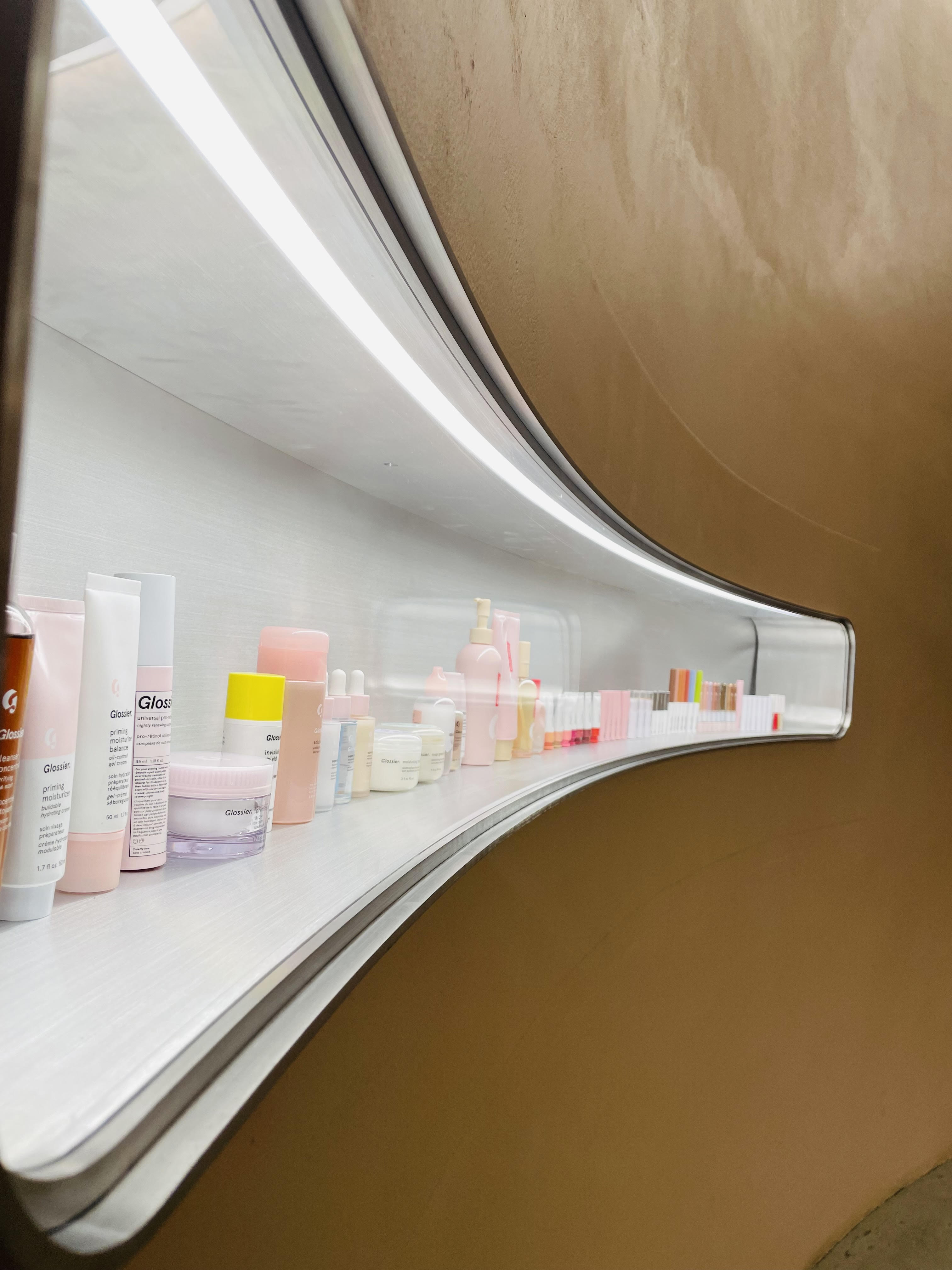 Nova loja da Glossier em Los Angeles tem interiores millennial