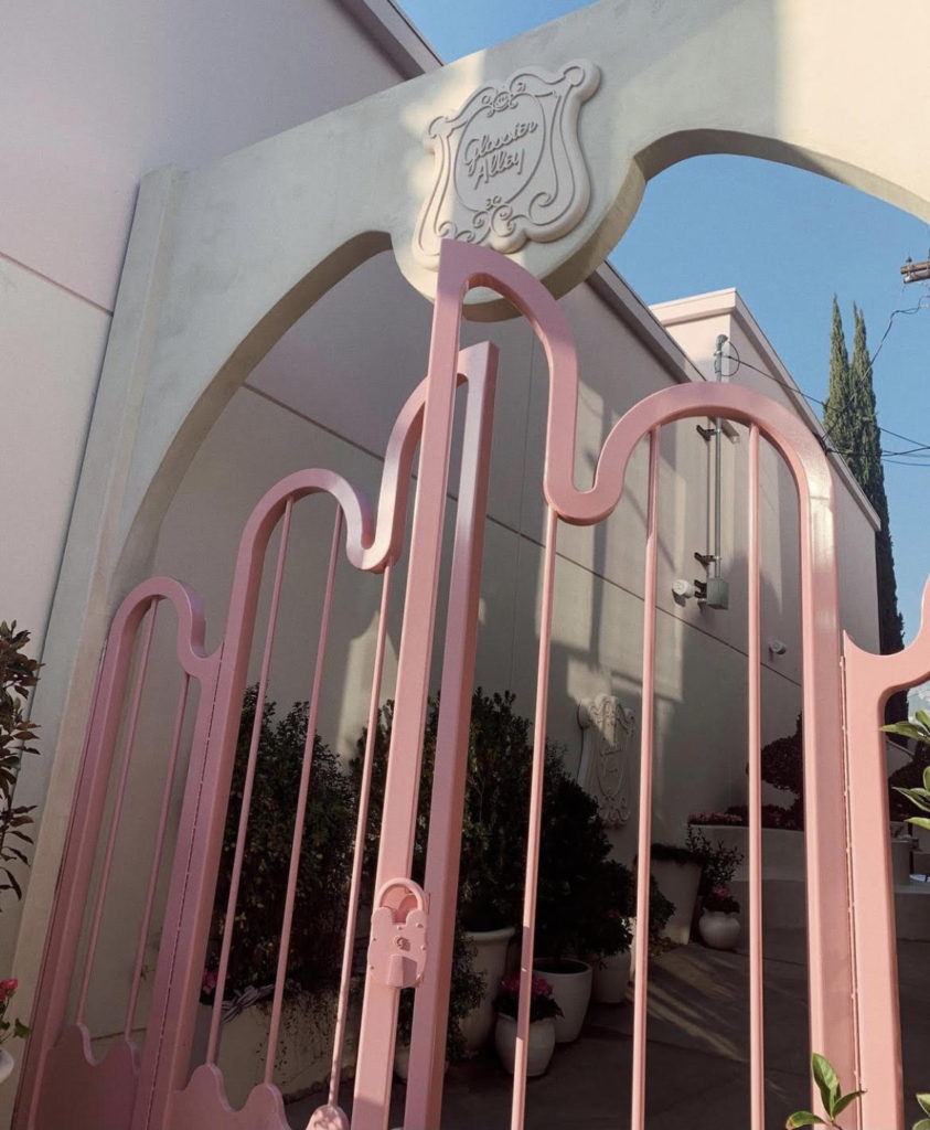 Nova loja da Glossier em Los Angeles tem interiores millennial pink - Casa  Vogue